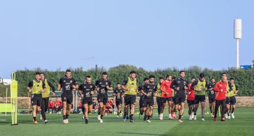 محاضرة كولر وتدريبات للحراس.. الأهلي ينهي مرانه الأول في قطر